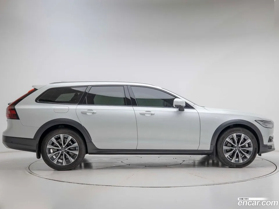 Volvo V90 Cross Country B5 AWD 2023 — миниатюра 3