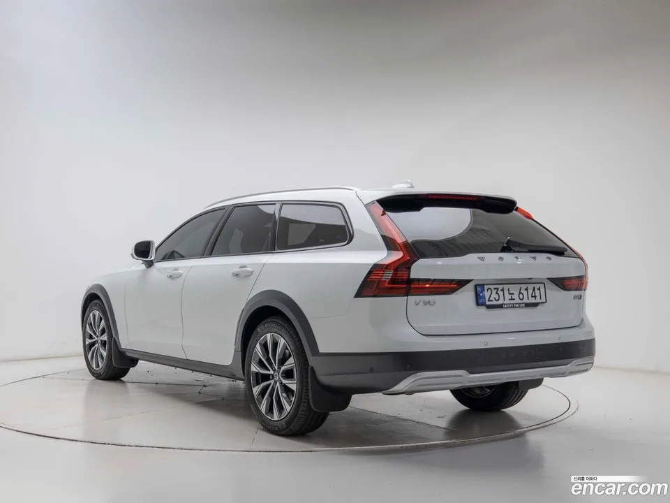 Volvo V90 Cross Country B5 AWD 2023 — миниатюра 4