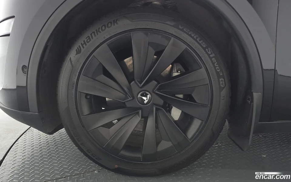Tesla Model Y AWD 2025 — миниатюра 2