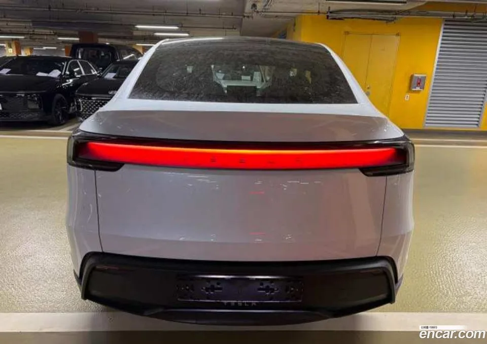 Tesla Model Y RWD 2026 — thumbnail 3