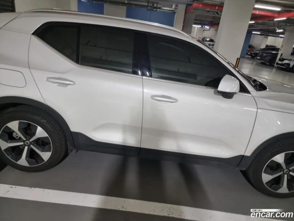 Volvo XC40 B4 2025 — миниатюра 3