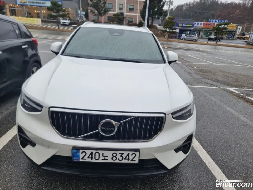 Volvo XC40 2025