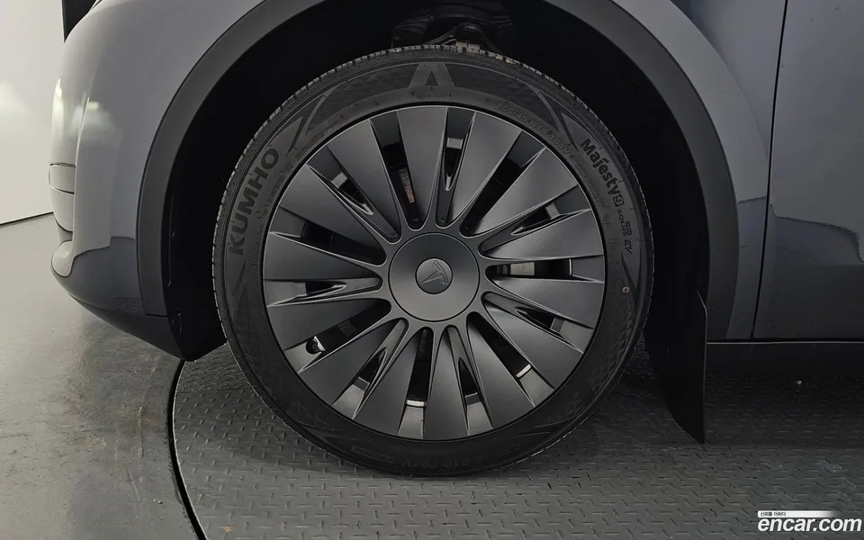 Tesla Model Y RWD 2023 — миниатюра 5