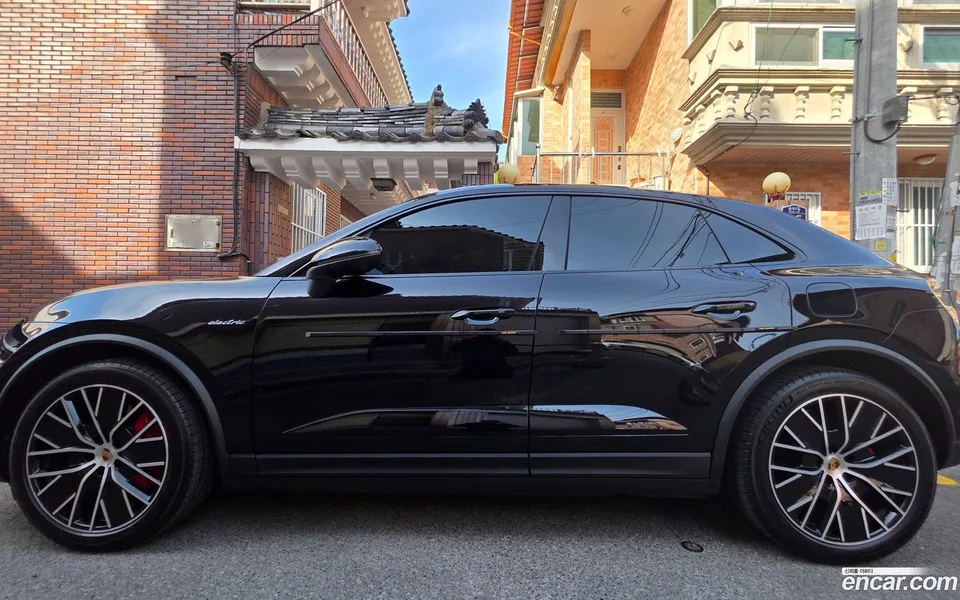 Porsche Macan Electric 4S 2025 — миниатюра 4