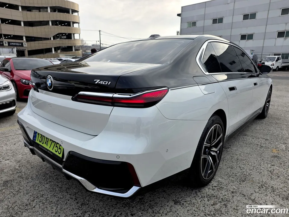 BMW 7 Series 740i sDrive M 2023 — thumbnail 4