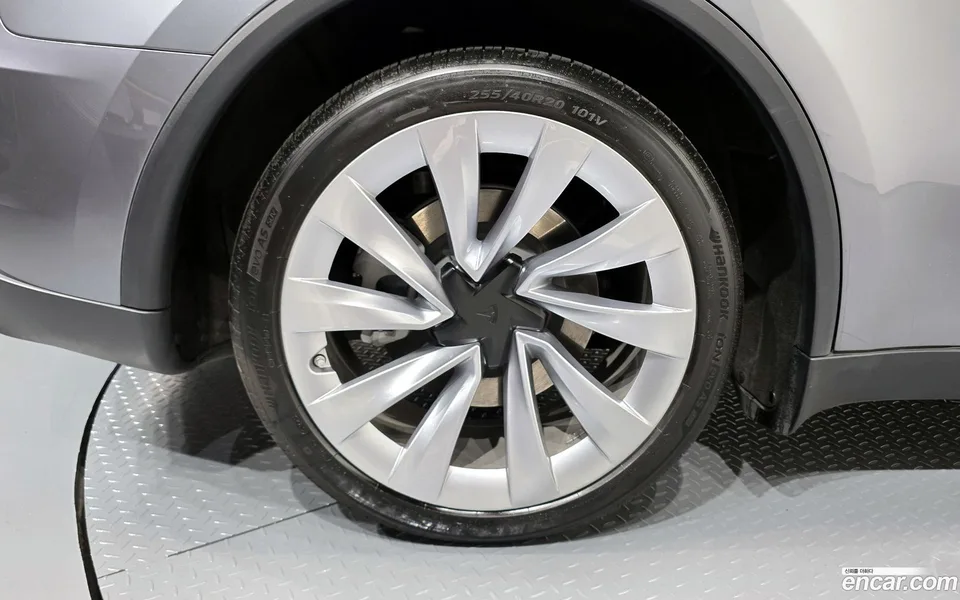 Tesla Model Y AWD 2025 — миниатюра 5