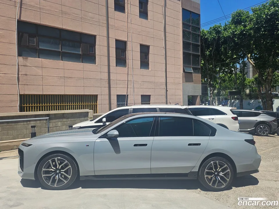 BMW 7 Series 740i sDrive M 2023 — миниатюра 3