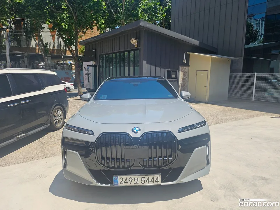 BMW 7 Series 740i sDrive M 2023 — миниатюра 4