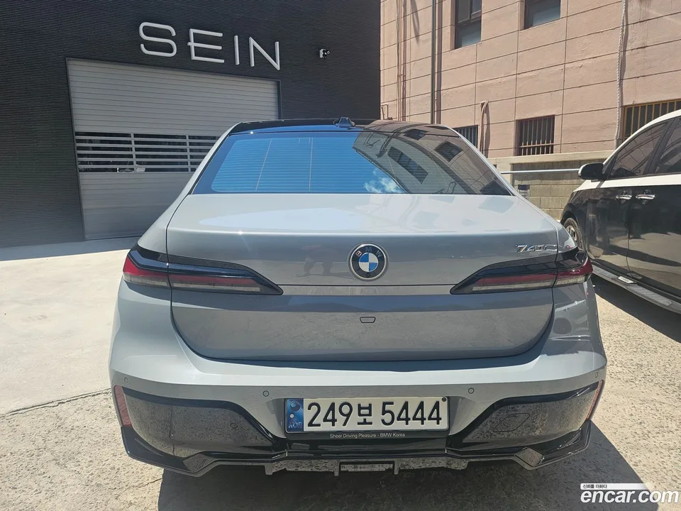 BMW 7 Series 740i sDrive M 2023 — миниатюра 5