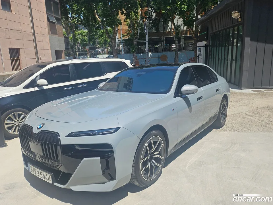 BMW 7 Series 740i sDrive M 2023 — фото 1, купить с доставкой в Москву