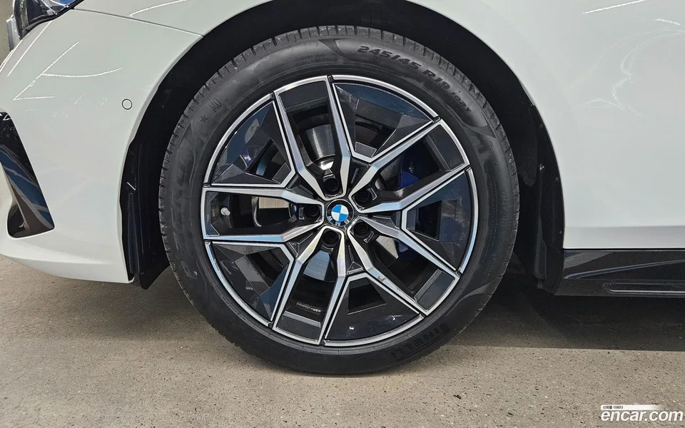 BMW 5 Series 520i M 2025 — thumbnail 2