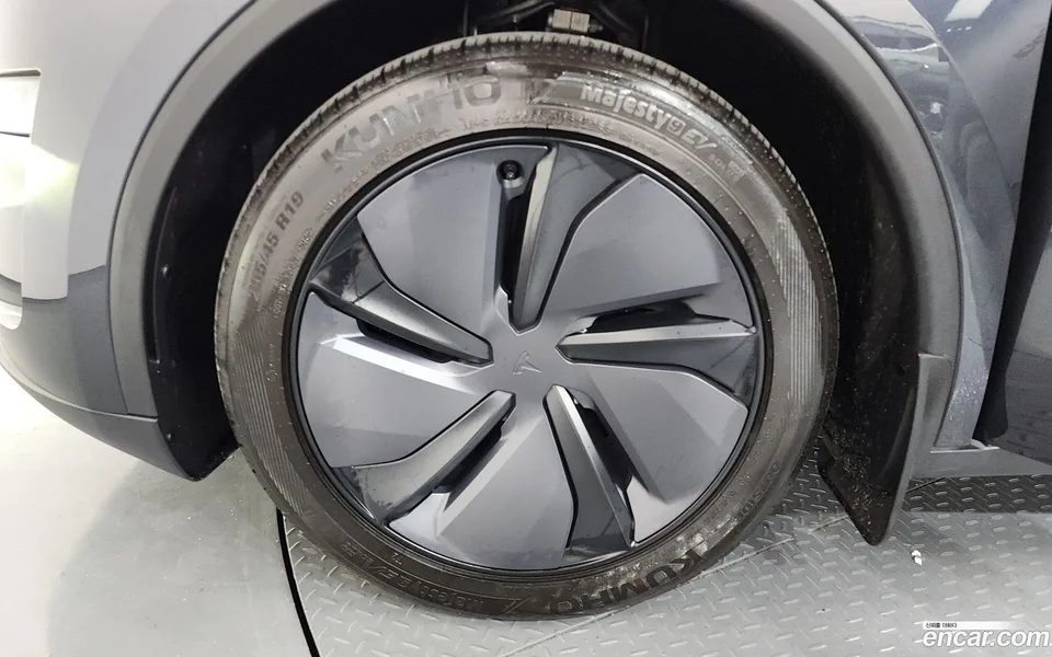 Tesla Model Y RWD 2025 — миниатюра 5