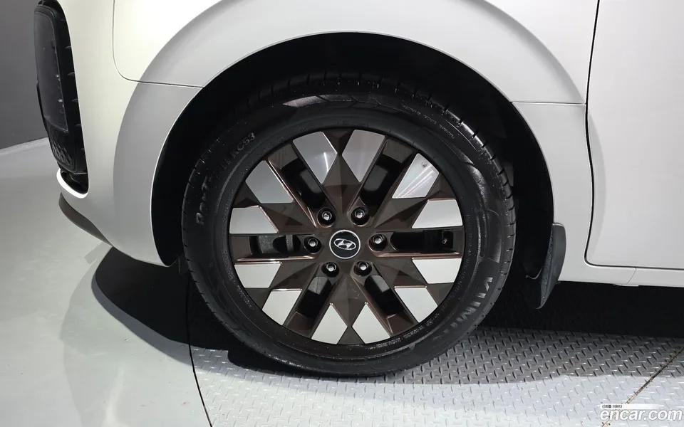Hyundai Staria 2WD 2024 — thumbnail 2