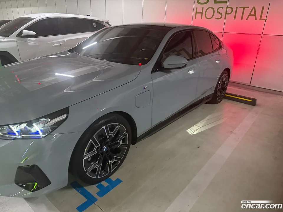 BMW 5 Series 530e xDrive M 2025 — thumbnail 4