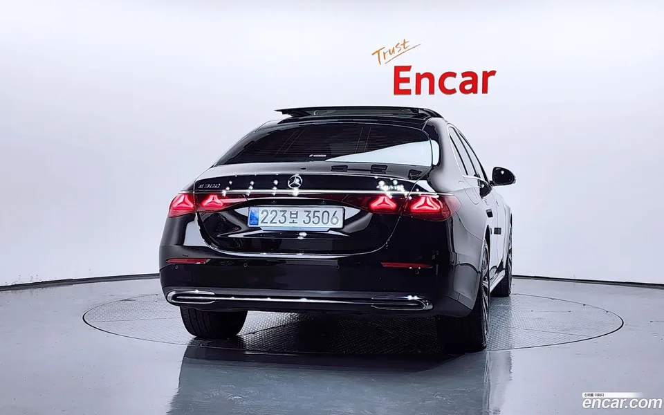 Mercedes-Benz E-Class E300 4MATIC 2025 — миниатюра 4