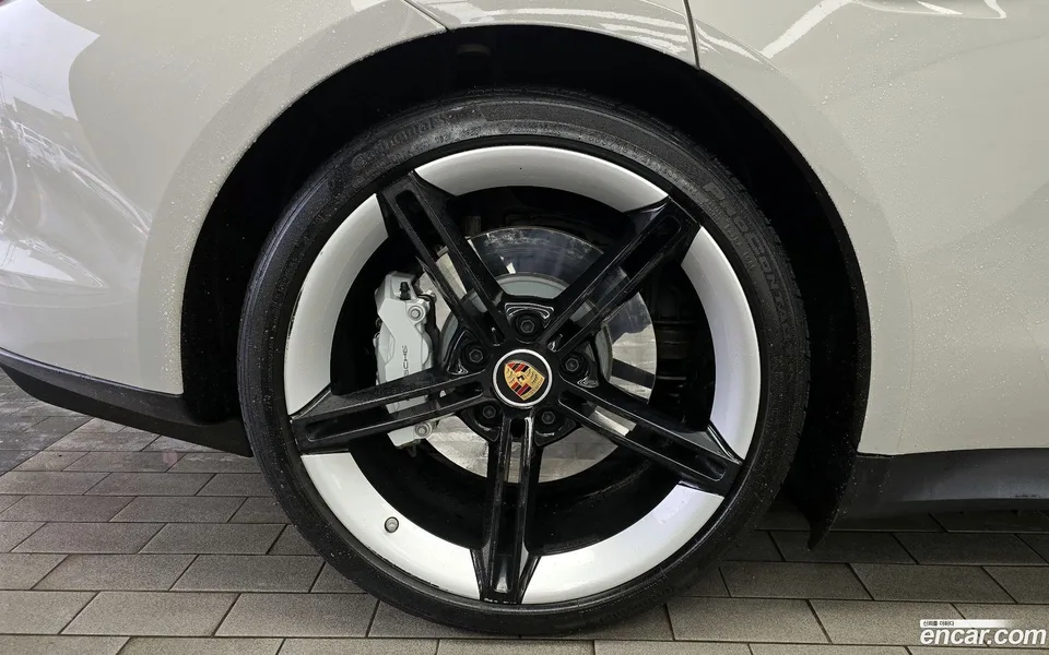 Porsche Taycan 2024 — миниатюра 2