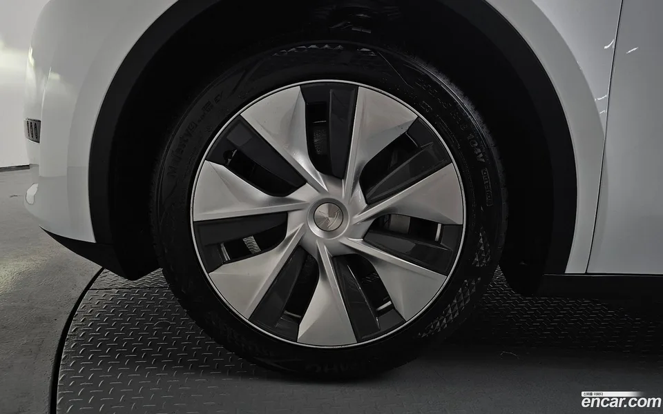 Tesla Model Y RWD 2024 — миниатюра 2