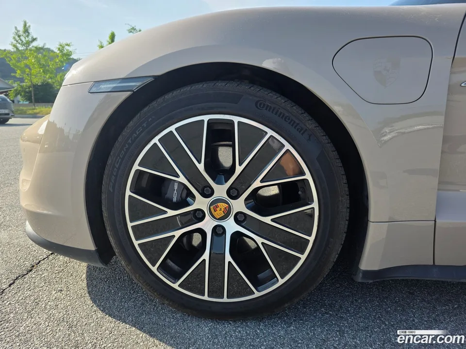 Porsche Taycan 2023 — миниатюра 2