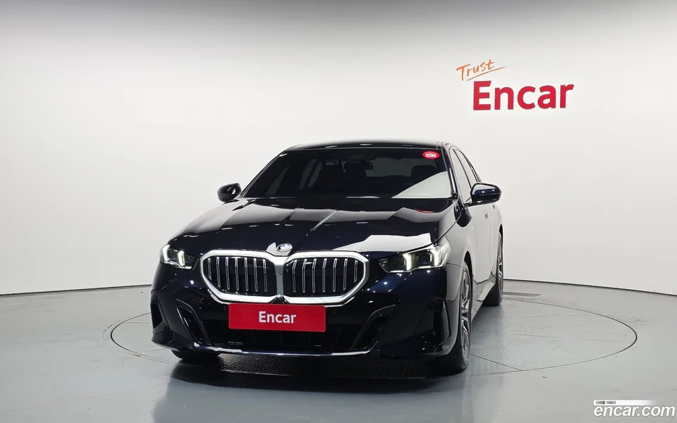 BMW 5 Series 520i M 2023 — thumbnail 3