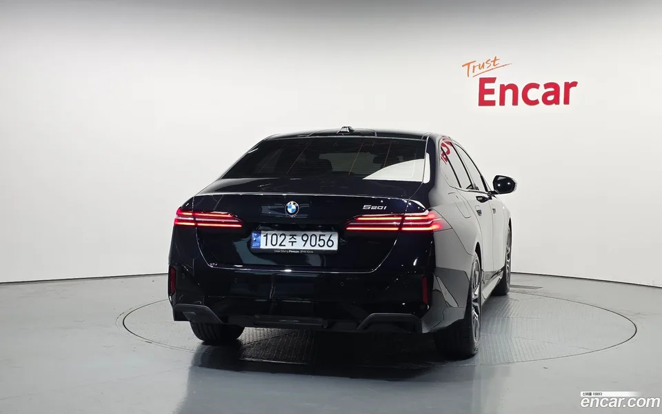 BMW 5 Series 520i M 2023 — thumbnail 4