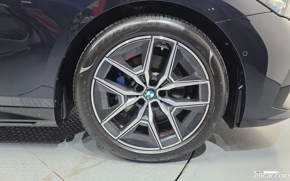 BMW 5 Series 520i M 2023 — thumbnail 5