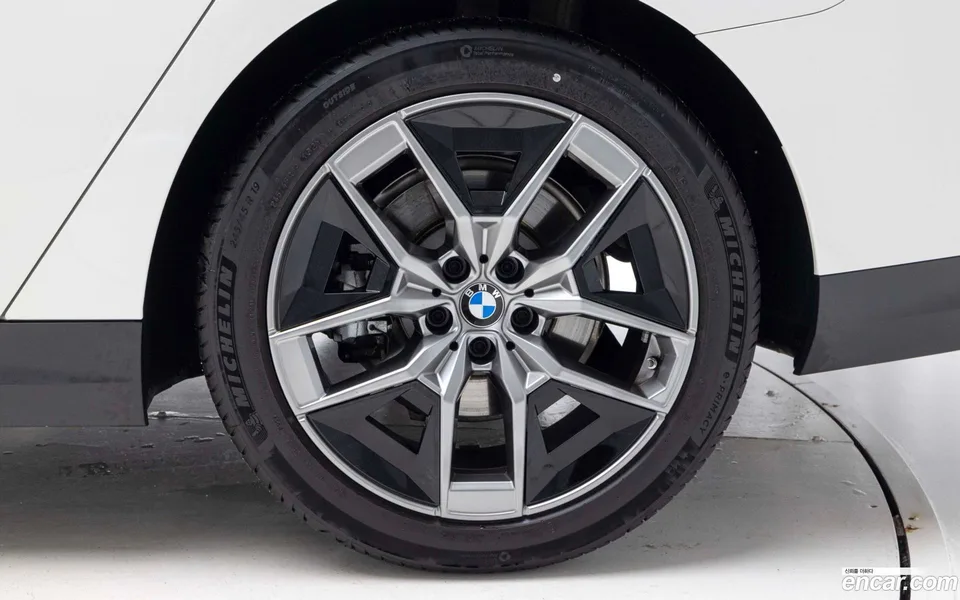 BMW 5 Series 520i 2025 — thumbnail 5