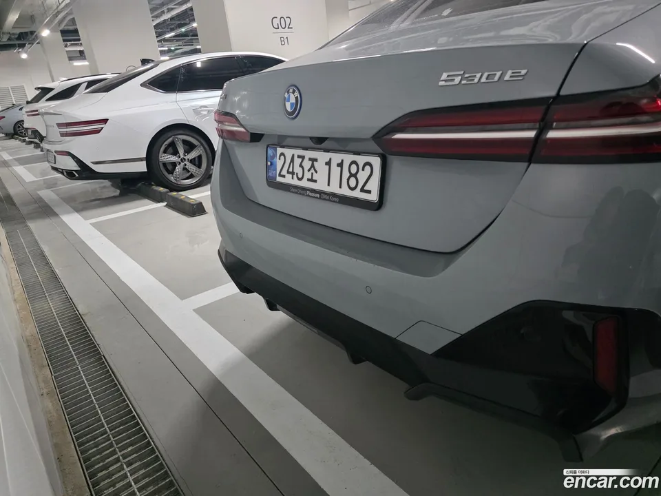 BMW 5 Series 530e xDrive M 2024 — thumbnail 2