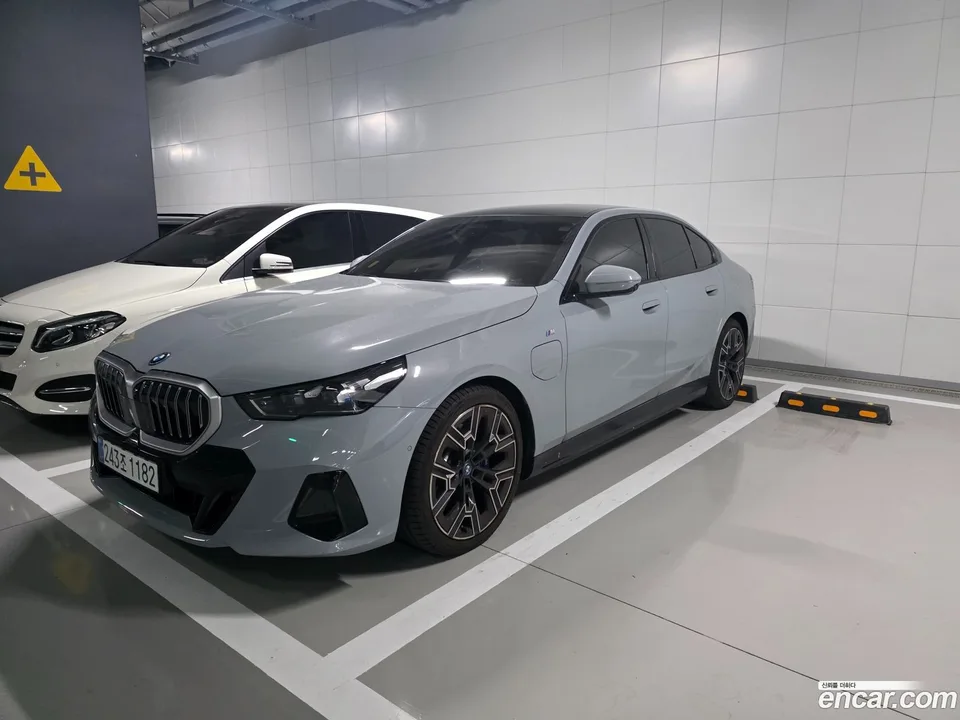 BMW 5 Series 530e xDrive M 2024 — thumbnail 3