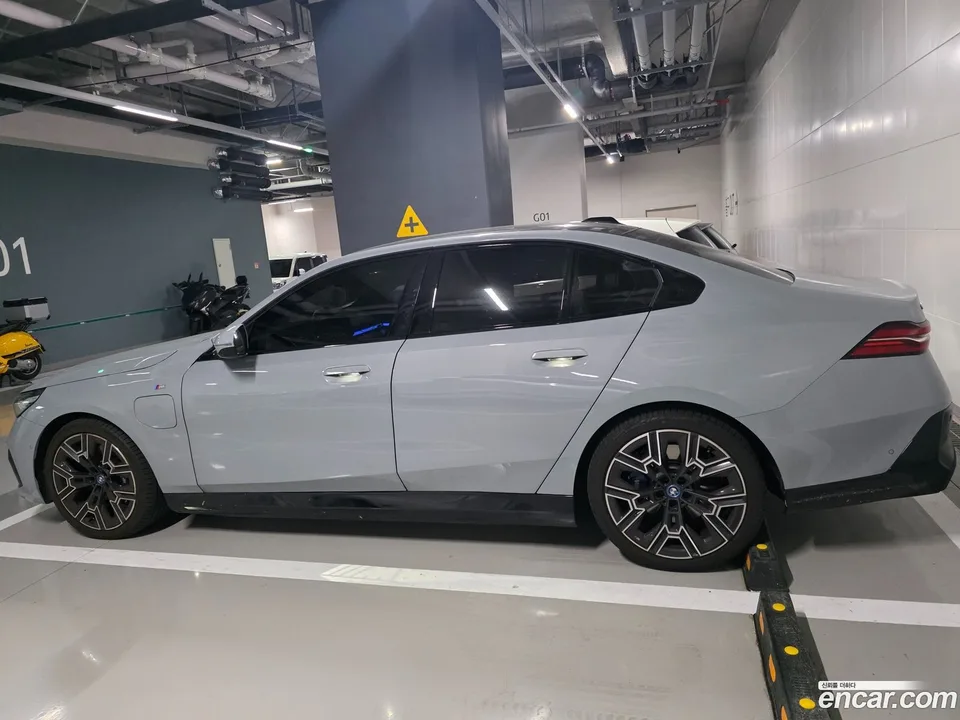 BMW 5 Series 530e xDrive M 2024 — thumbnail 4