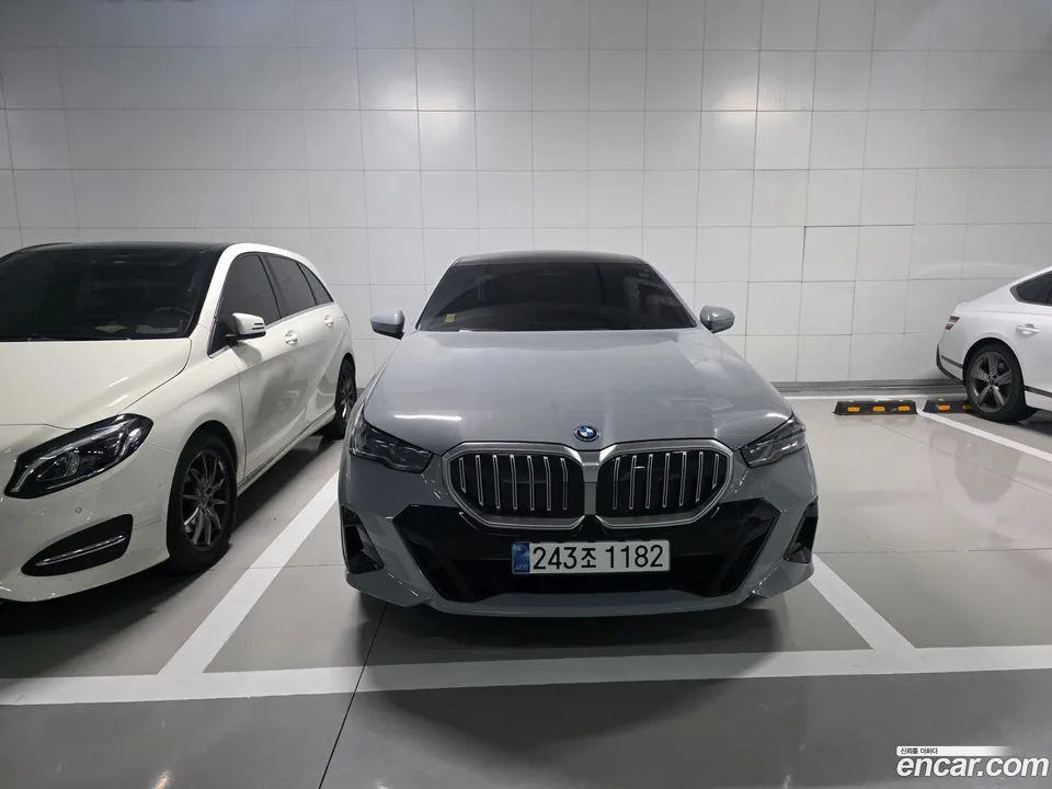 BMW 5 Series 530e xDrive M 2024 — photo 1, buy with delivery to Moscow