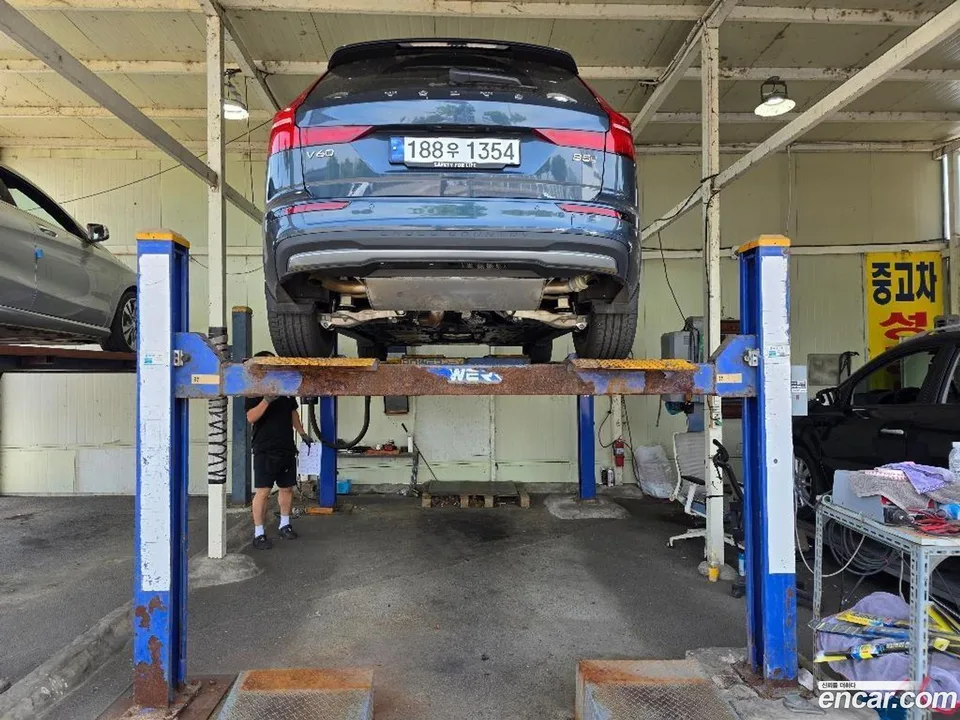Volvo V60 Cross Country B5 AWD 2024 — миниатюра 2