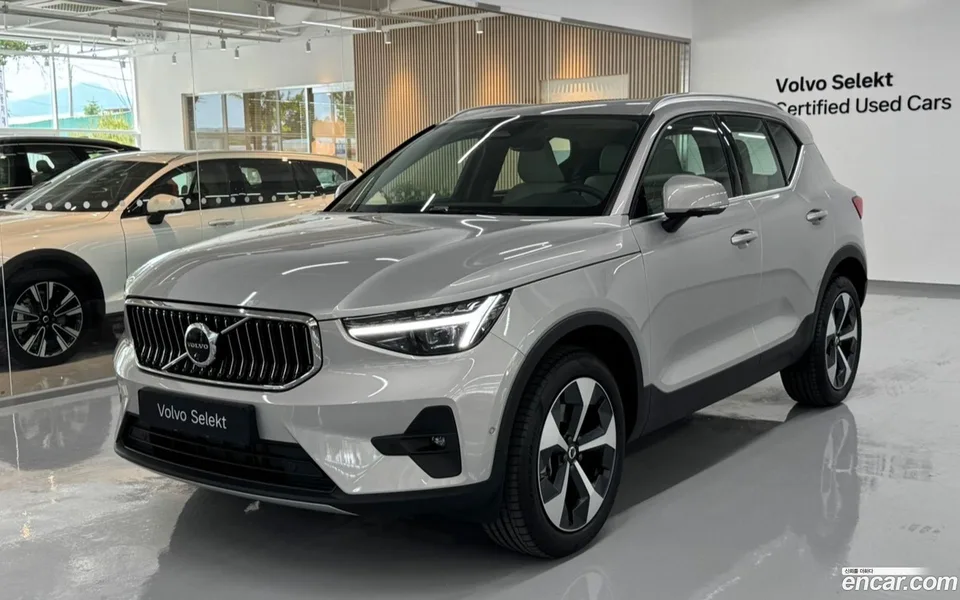Volvo XC40 2025