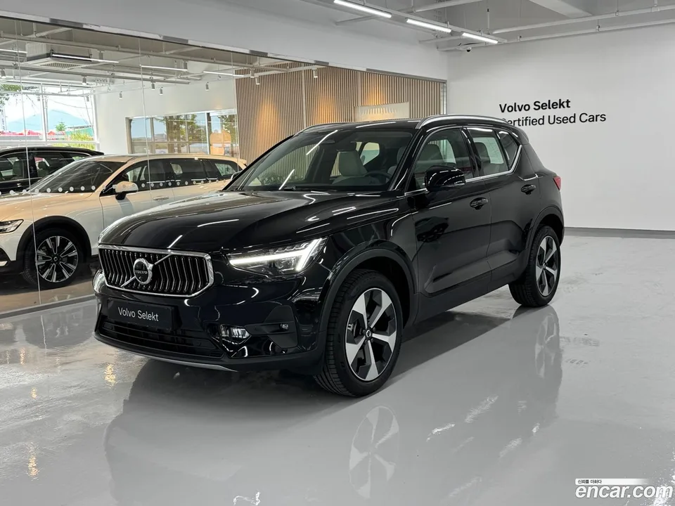 Volvo XC40 2025