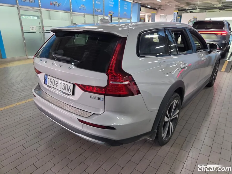 Volvo V60 Cross Country B5 AWD 2022 — миниатюра 2