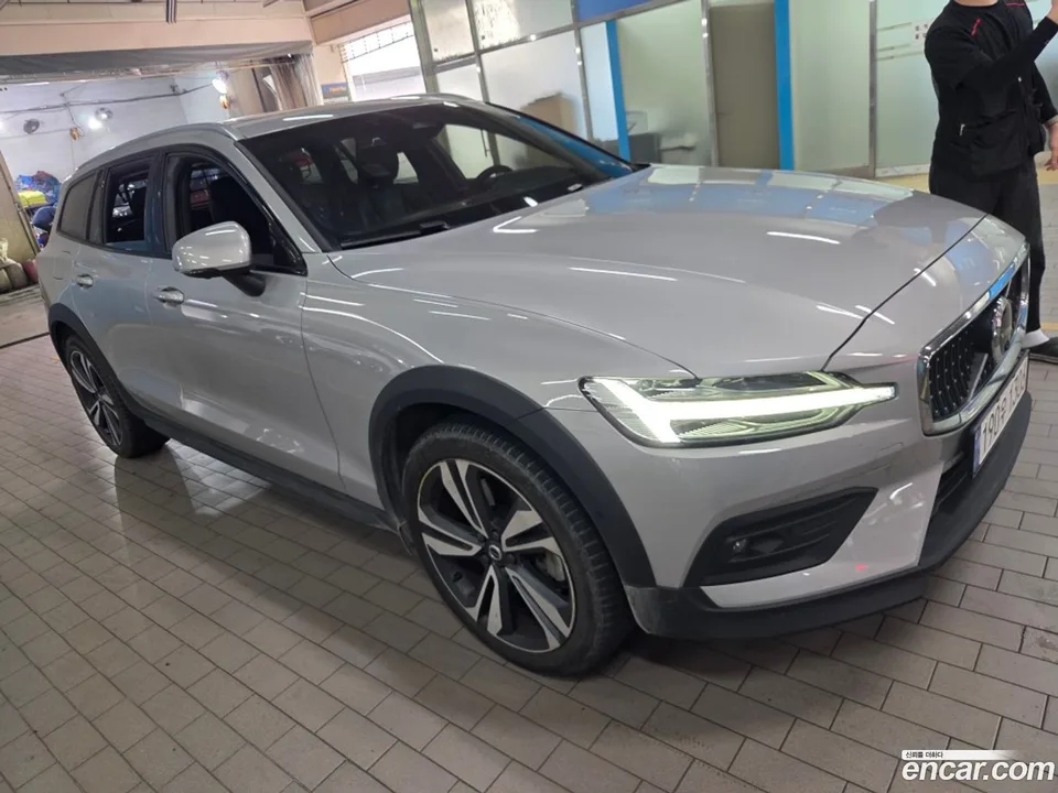 Volvo V60 Cross Country B5 AWD 2022 — миниатюра 3