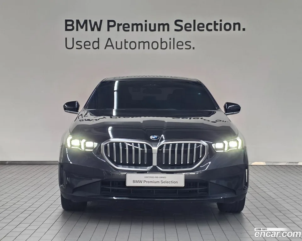 BMW 5 Series 520i 2023 — thumbnail 3