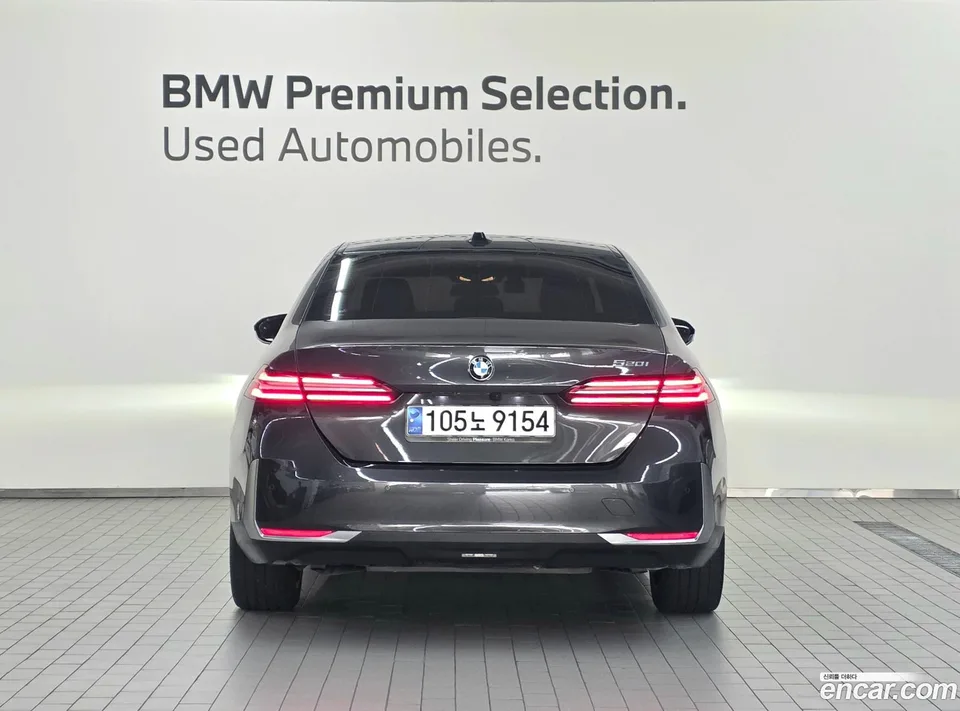 BMW 5 Series 520i 2023 — thumbnail 4