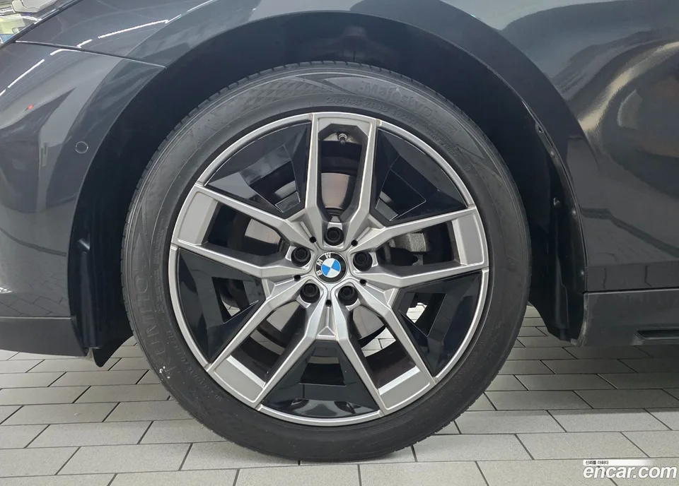 BMW 5 Series 520i 2023 — thumbnail 5