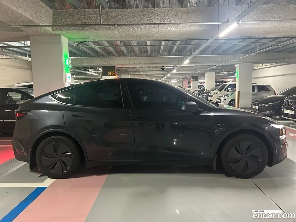 Tesla Model Y AWD 2025 — миниатюра 4