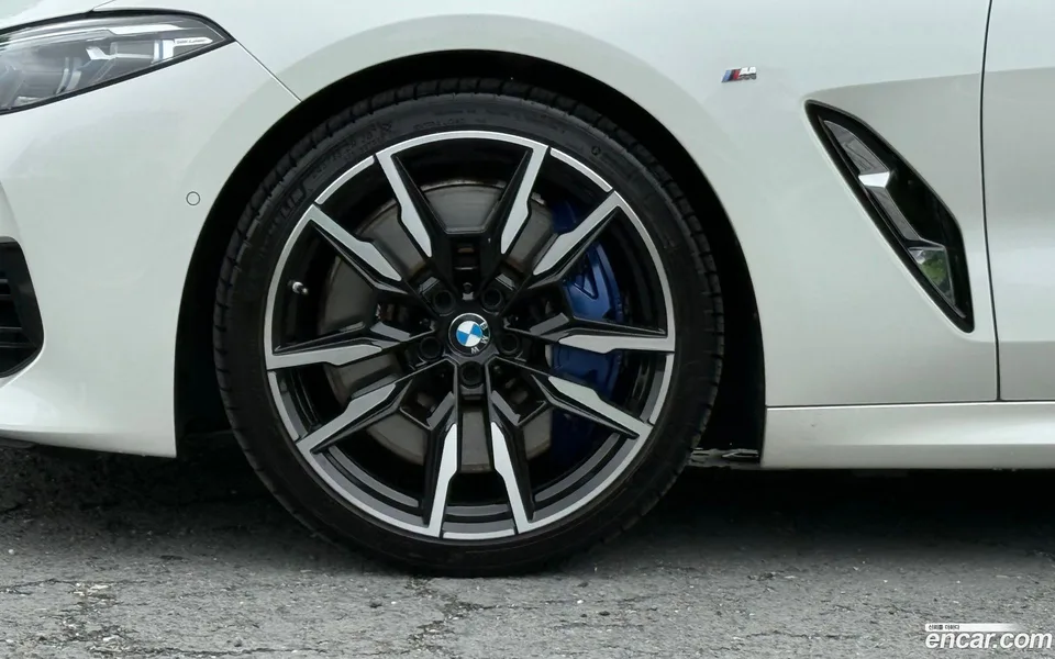 BMW 8 Series M850i xDrive 2023 — thumbnail 5