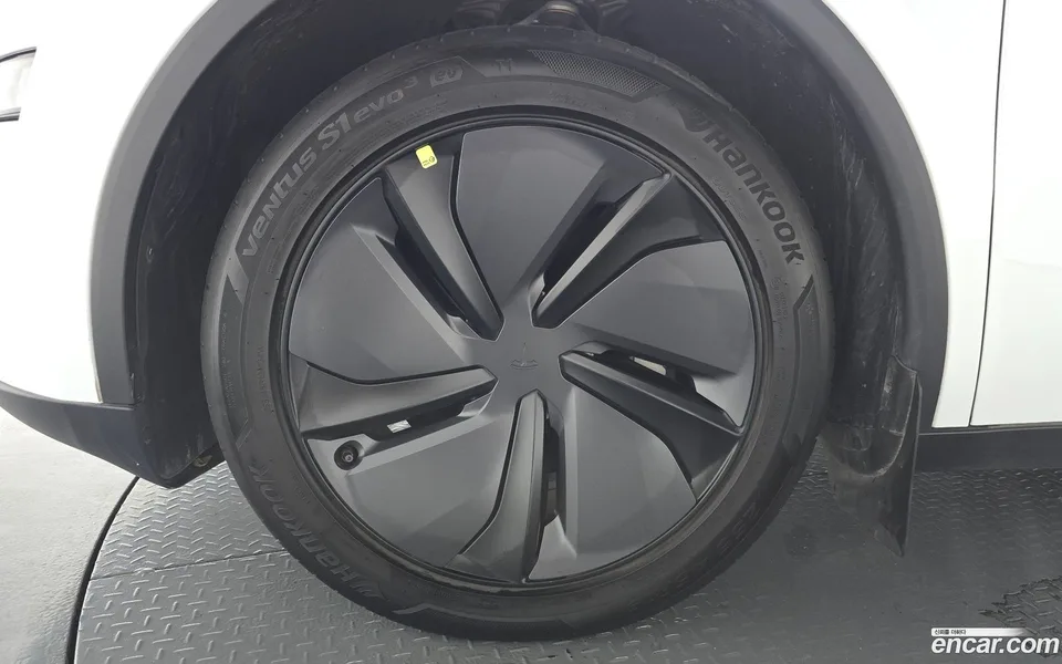 Tesla Model Y AWD 2025 — thumbnail 2