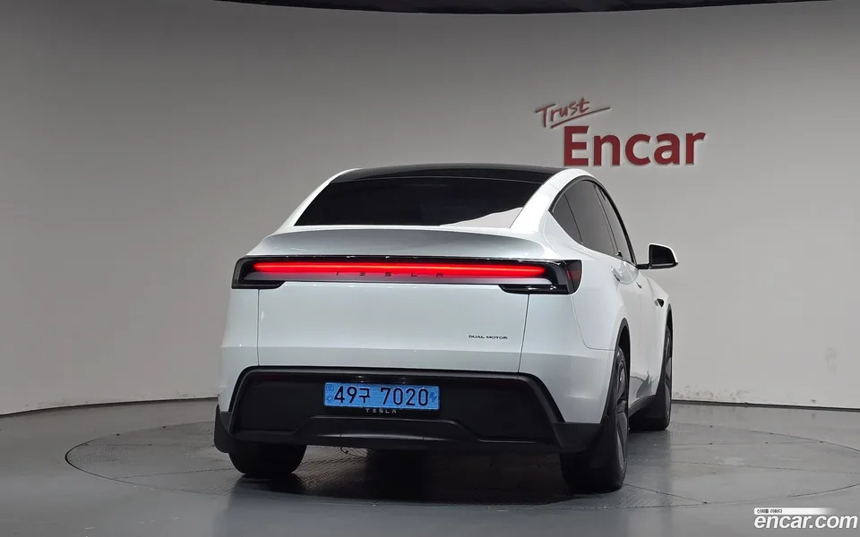 Tesla Model Y AWD 2025 — thumbnail 4