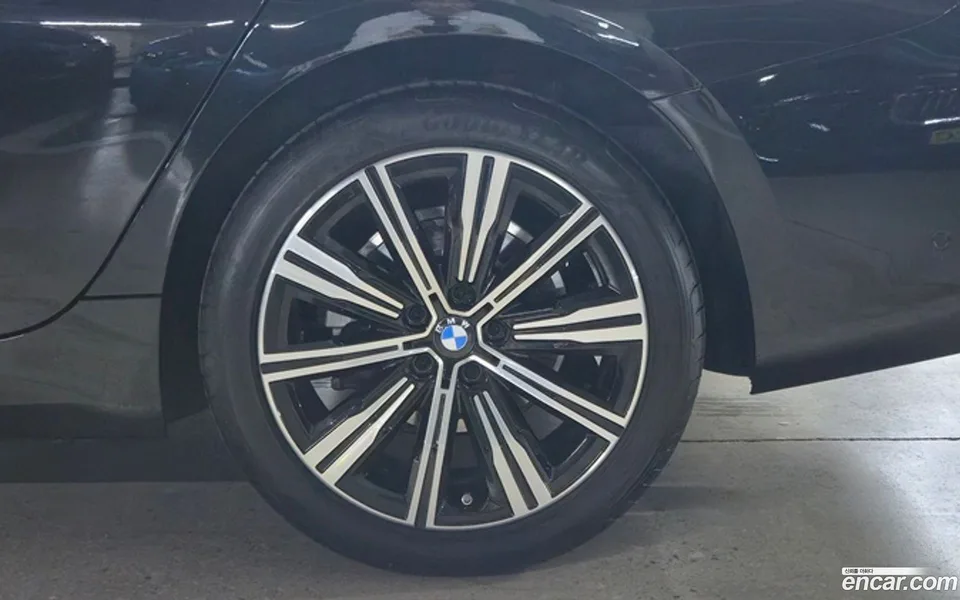 BMW 3 Series 320i 2025 — thumbnail 5