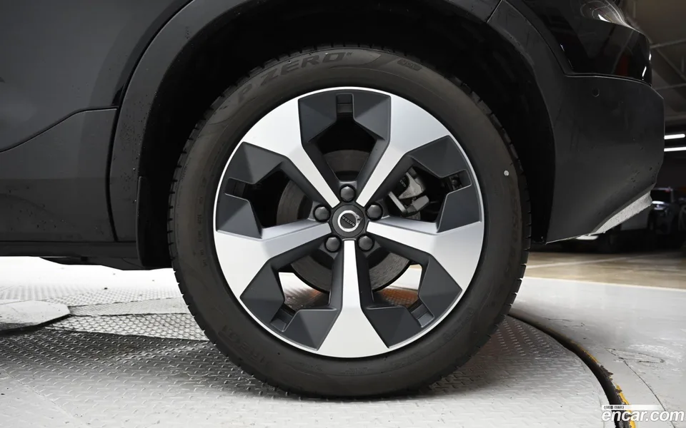 Volvo XC40 B4 2025 — миниатюра 2