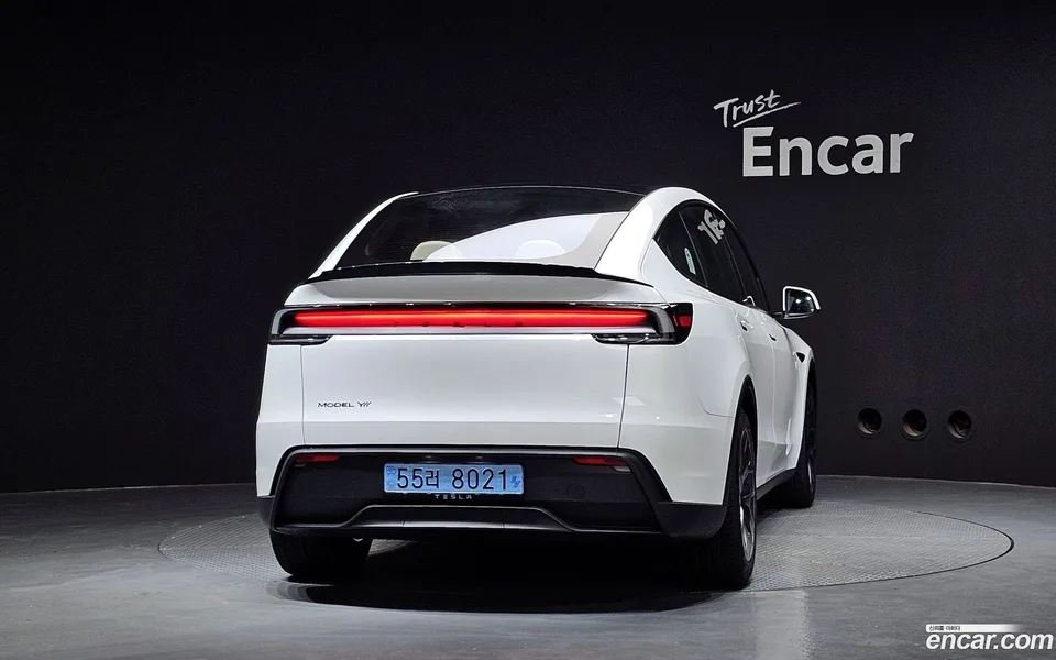 Tesla Model Y L AWD 2026 — миниатюра 4
