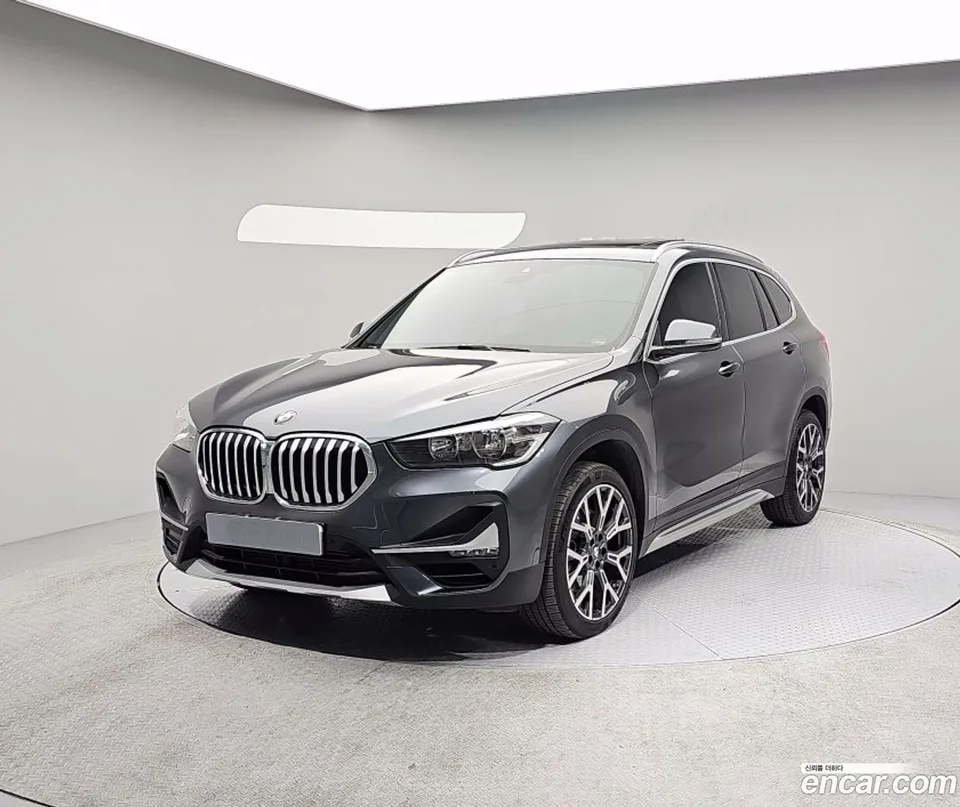 BMW X1 xDrive 20i xLine 2022 — фото 1, купить с доставкой в Москву