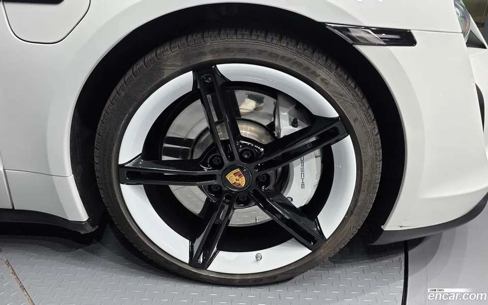 Porsche Taycan 2023 — миниатюра 5