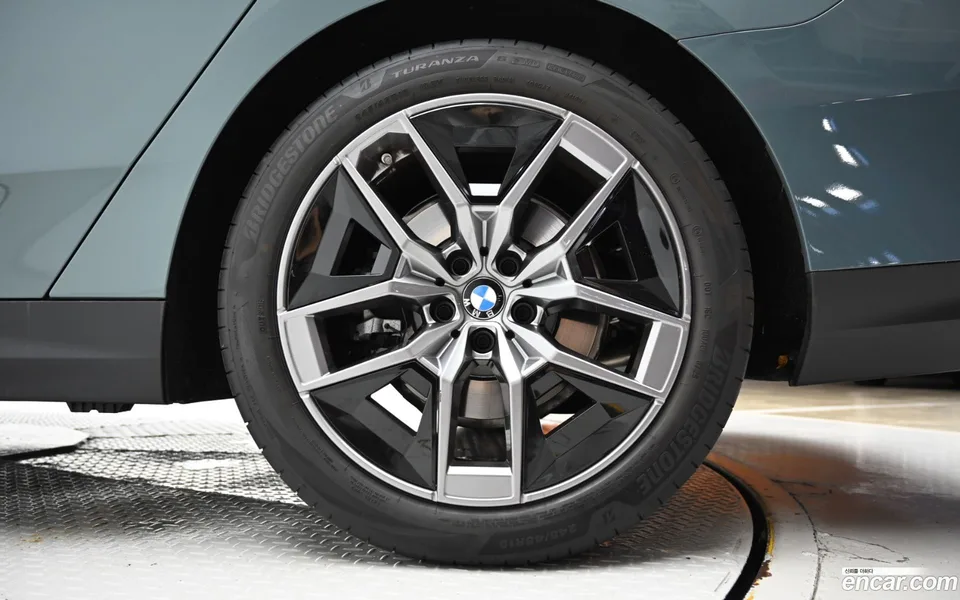 BMW 5 Series 520i 2025 — миниатюра 2