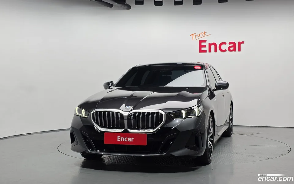 BMW 5 Series 530i xDrive M 2023 — thumbnail 3