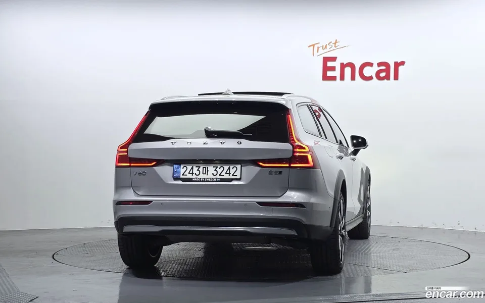Volvo V60 Cross Country B5 AWD 2022 — миниатюра 4